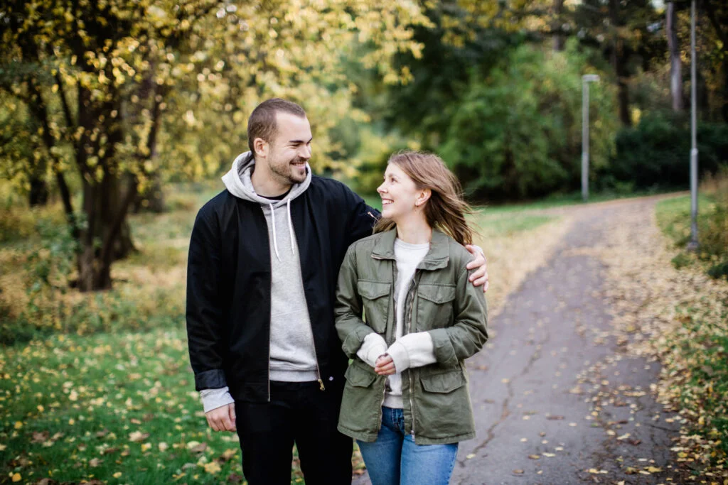 man och kvinna på promenad