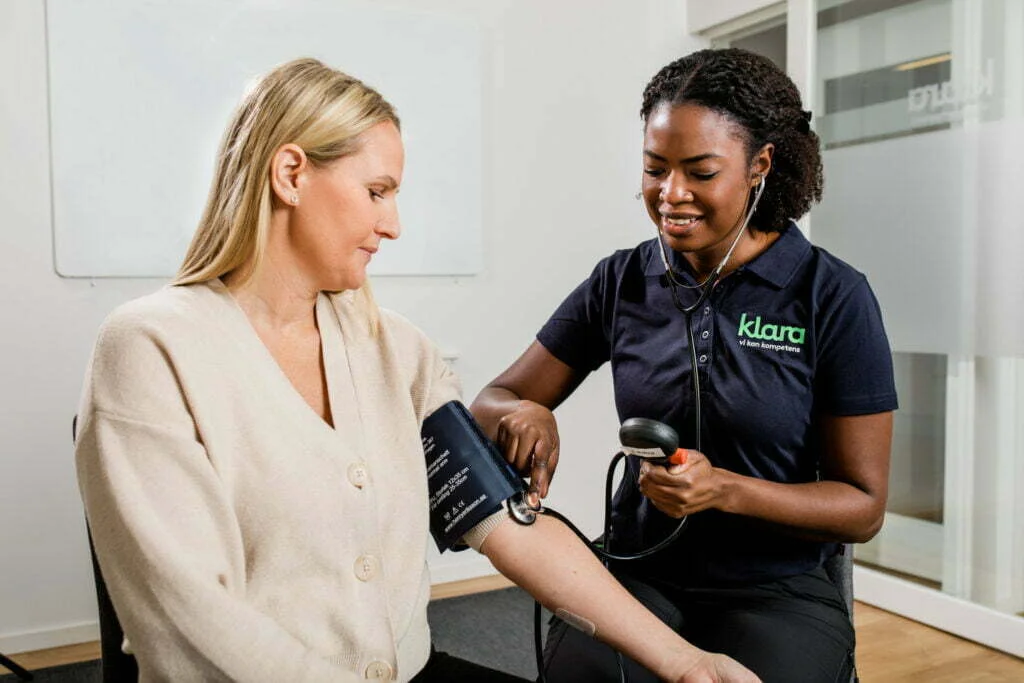 woman mesures blod pressure on other woman