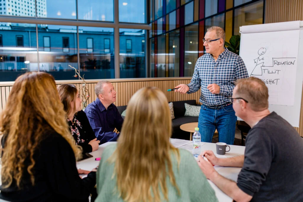 manlig utbildare står framför sittande personer
